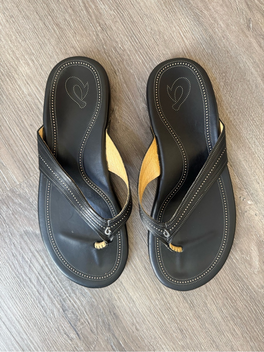 Olukai Wana Leather Black and Tan Flip Flop Sandals 8